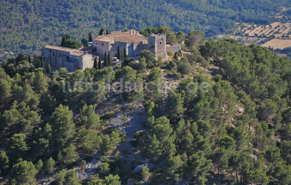 Pollença von oben - Gebäudekomplex des ehemaligen Klosters Son Puig de Maria und heutigen Herberge und Restaurant bei Pollenca Mallorca auf der balearischen Mittelmeerinsel Mallorca, Spanien