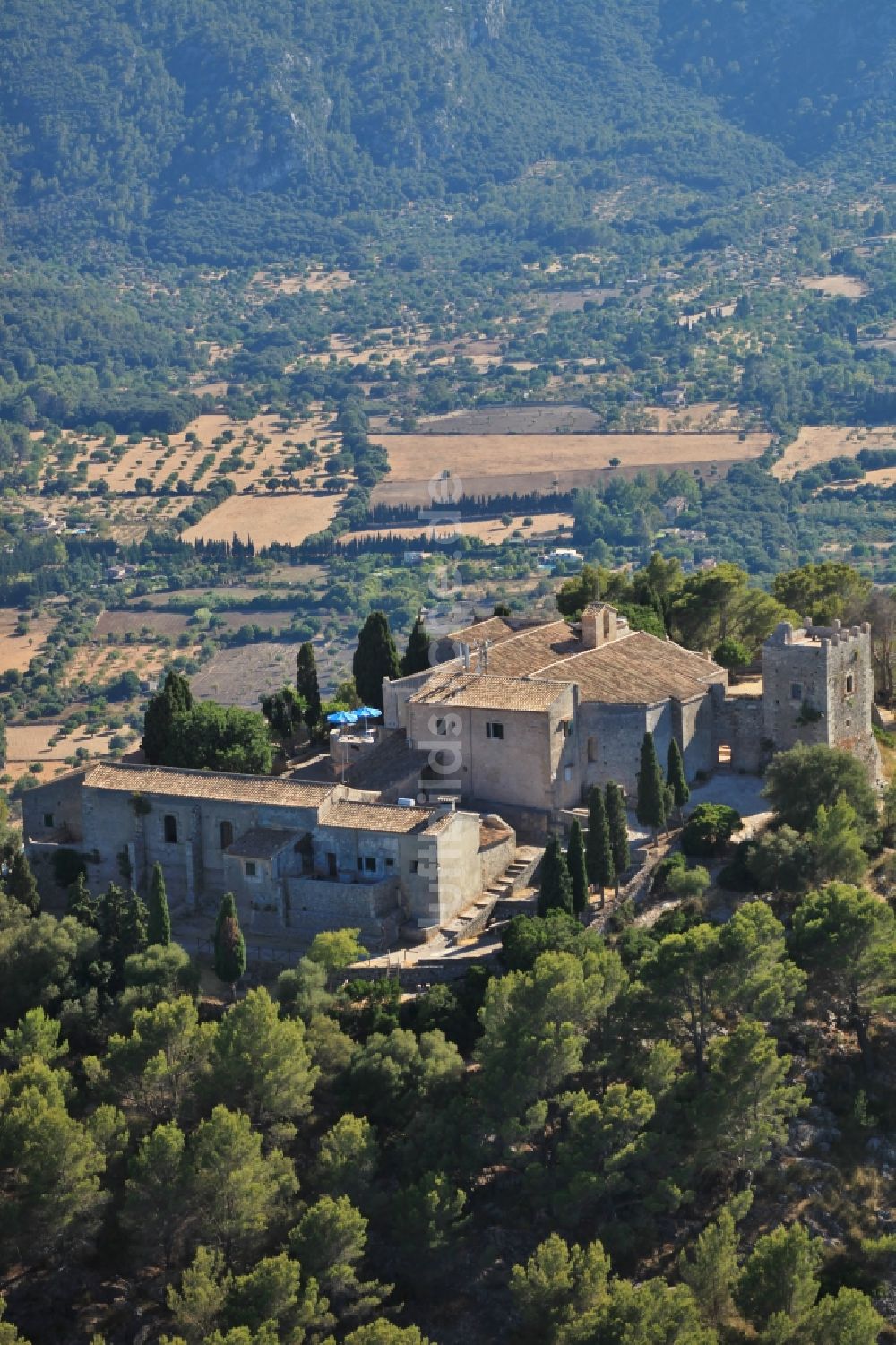 Pollença aus der Vogelperspektive: Gebäudekomplex des ehemaligen Klosters Son Puig de Maria und heutigen Herberge und Restaurant bei Pollenca Mallorca auf der balearischen Mittelmeerinsel Mallorca, Spanien