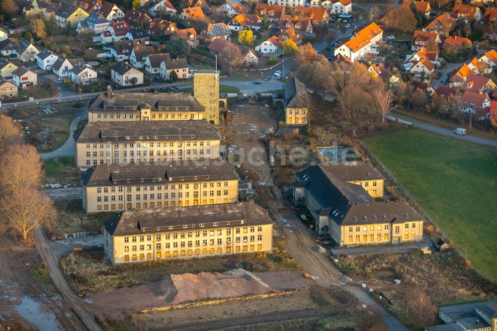 Soest von oben - Gebäudekomplex der ehemaligen Militär- Kaserne Adam- Kaserne am Meisinger Weg in Soest im Bundesland Nordrhein-Westfalen, Deutschland