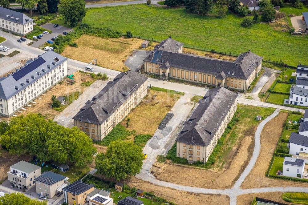 Soest aus der Vogelperspektive: Gebäudekomplex der ehemaligen Militär- Kaserne Adam- Kaserne am Meisinger Weg in Soest im Bundesland Nordrhein-Westfalen, Deutschland