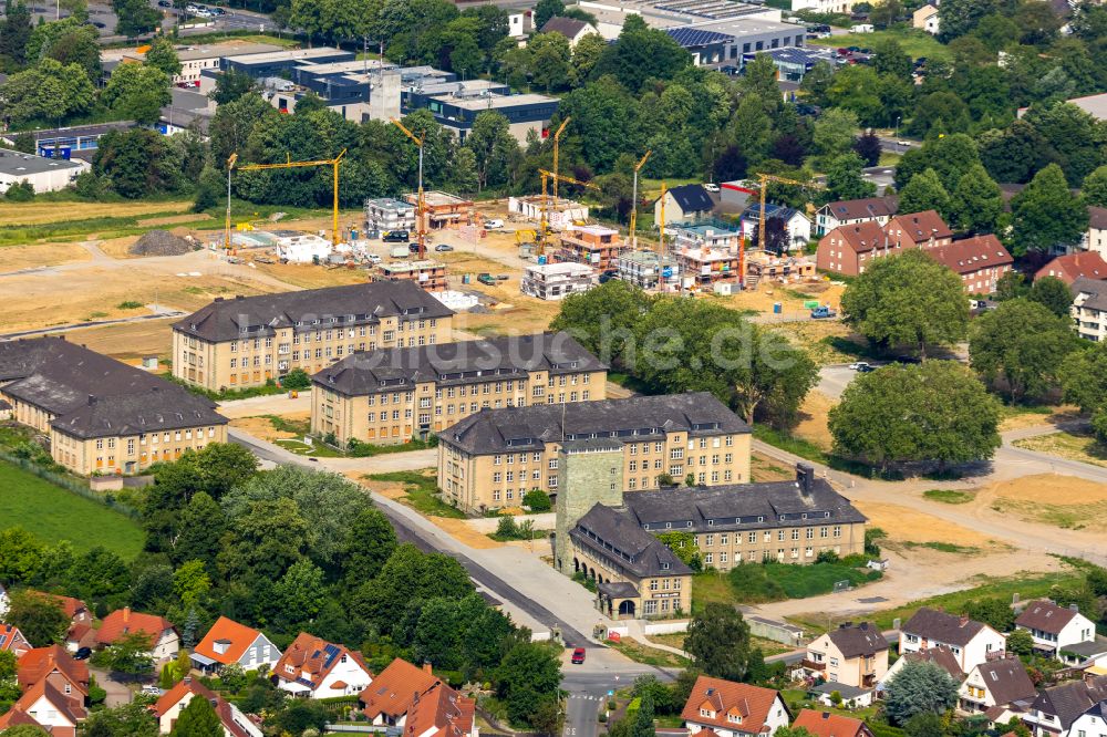 Soest aus der Vogelperspektive: Gebäudekomplex der ehemaligen Militär- Kaserne Adam- Kaserne in Soest im Bundesland Nordrhein-Westfalen, Deutschland