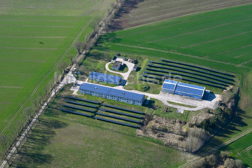 Luftbild Schönermark - Gebäudekomplex der ehemaligen Militär- Kaserne mit auf den Dachflächen montierten Photovoltaik- Solarkraftwerk in Schönermark im Bundesland Brandenburg, Deutschland