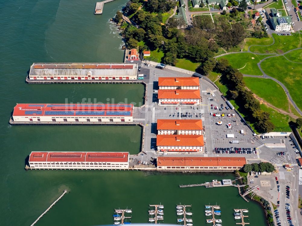 Luftbild San Francisco - Gebäudekomplex der ehemaligen Militär- Kaserne Fort Mason, auch bekannt als San Francisco Port of Embarkation der US Army in San Francisco in Kalifornien, USA