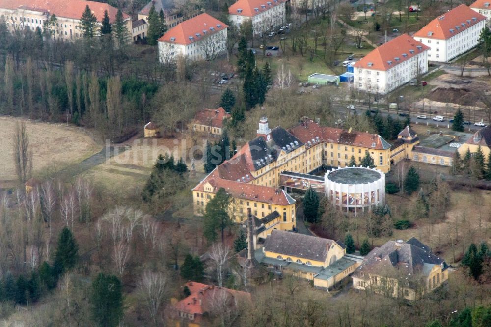 Wünsdorf aus der Vogelperspektive: Gebäudekomplex der ehemaligen Militär- Kaserne Haus der Offiziere im Ortsteil Waldstadt in Wünsdorf im Bundesland Brandenburg, Deutschland