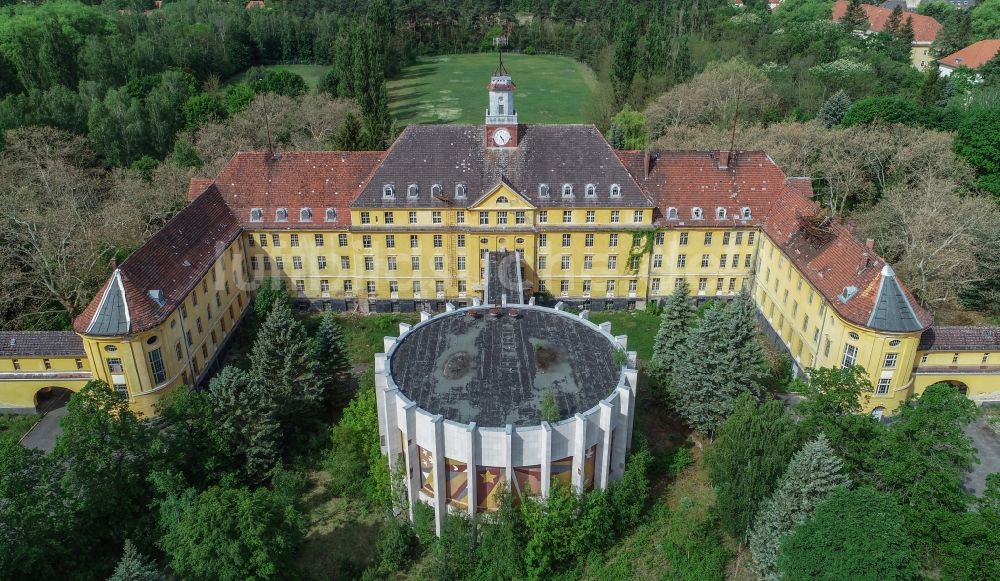 Luftbild Wünsdorf - Gebäudekomplex der ehemaligen Militär- Kaserne Haus der Offiziere im Ortsteil Waldstadt in Wünsdorf im Bundesland Brandenburg, Deutschland