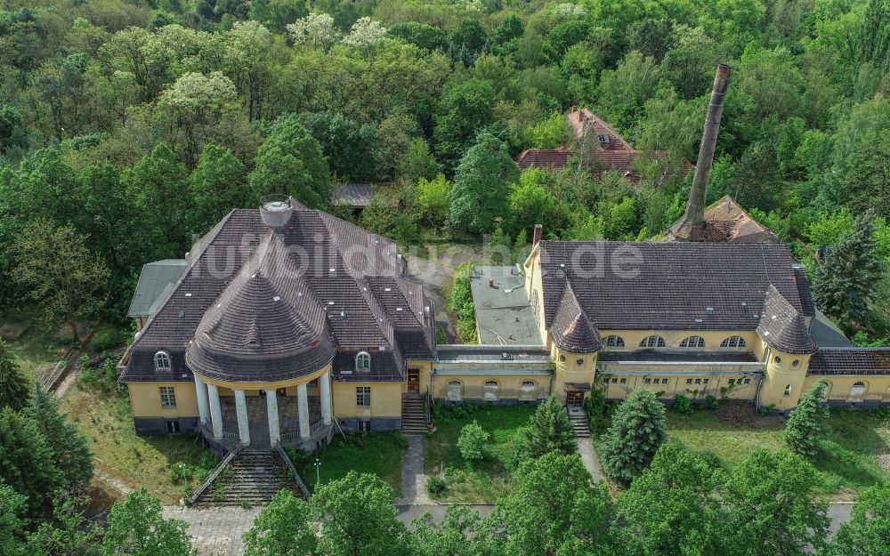 Luftaufnahme Wünsdorf - Gebäudekomplex der ehemaligen Militär- Kaserne Haus der Offiziere im Ortsteil Waldstadt in Wünsdorf im Bundesland Brandenburg, Deutschland