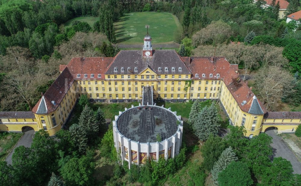 Wünsdorf von oben - Gebäudekomplex der ehemaligen Militär- Kaserne Haus der Offiziere im Ortsteil Waldstadt in Wünsdorf im Bundesland Brandenburg, Deutschland