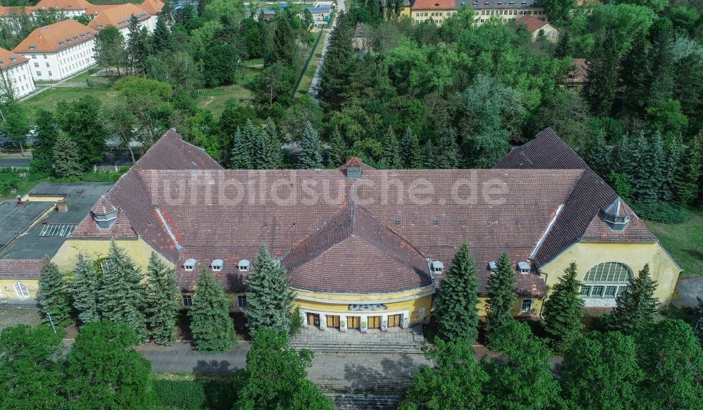 Wünsdorf aus der Vogelperspektive: Gebäudekomplex der ehemaligen Militär- Kaserne Haus der Offiziere im Ortsteil Waldstadt in Wünsdorf im Bundesland Brandenburg, Deutschland