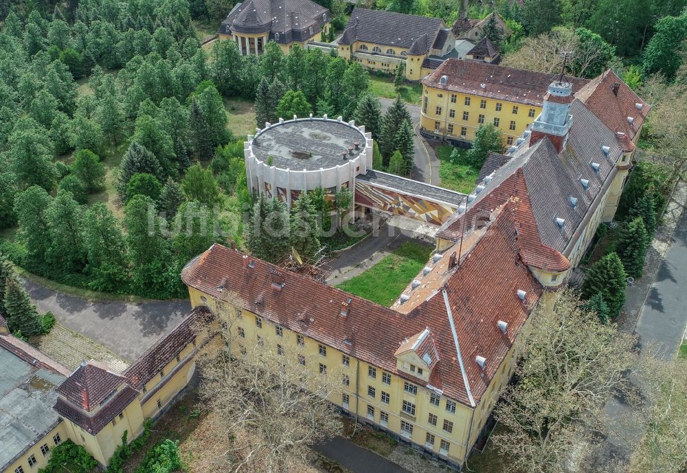 Wünsdorf von oben - Gebäudekomplex der ehemaligen Militär- Kaserne Haus der Offiziere im Ortsteil Waldstadt in Wünsdorf im Bundesland Brandenburg, Deutschland