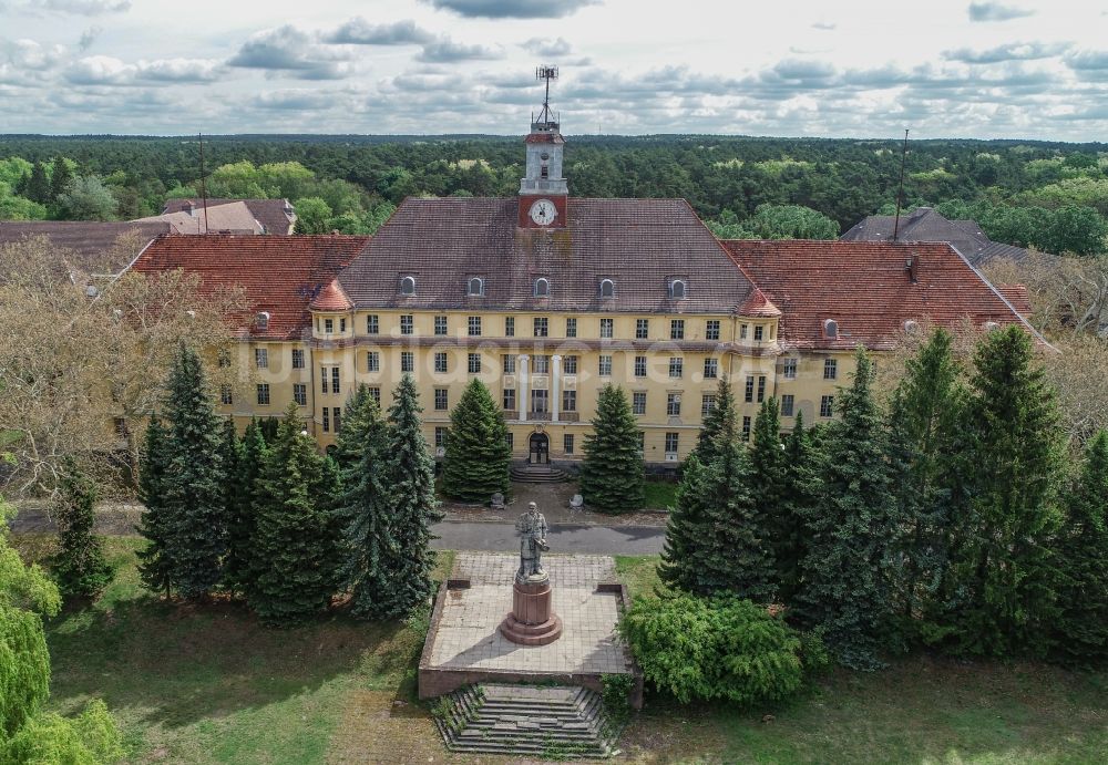 Wünsdorf aus der Vogelperspektive: Gebäudekomplex der ehemaligen Militär- Kaserne Haus der Offiziere im Ortsteil Waldstadt in Wünsdorf im Bundesland Brandenburg, Deutschland