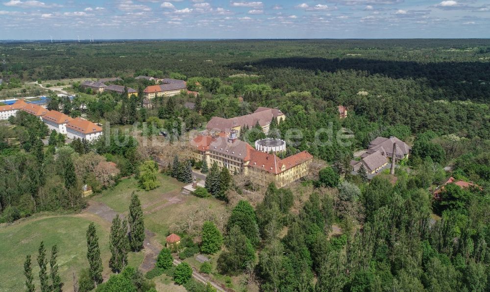 Wünsdorf von oben - Gebäudekomplex der ehemaligen Militär- Kaserne Haus der Offiziere im Ortsteil Waldstadt in Wünsdorf im Bundesland Brandenburg, Deutschland