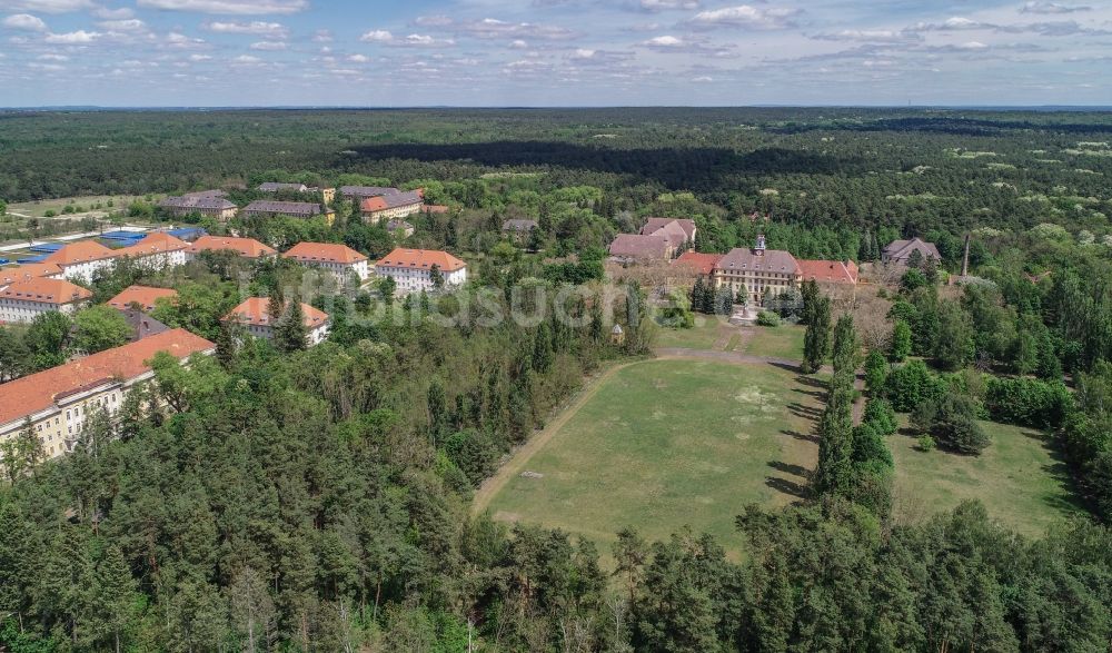 Wünsdorf aus der Vogelperspektive: Gebäudekomplex der ehemaligen Militär- Kaserne Haus der Offiziere im Ortsteil Waldstadt in Wünsdorf im Bundesland Brandenburg, Deutschland