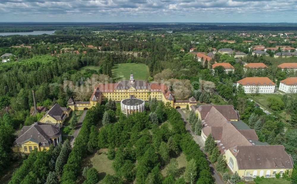 Wünsdorf aus der Vogelperspektive: Gebäudekomplex der ehemaligen Militär- Kaserne Haus der Offiziere im Ortsteil Waldstadt in Wünsdorf im Bundesland Brandenburg, Deutschland