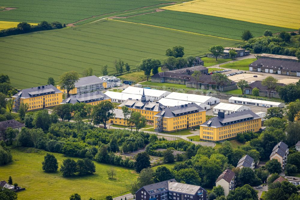 Soest aus der Vogelperspektive: Gebäudekomplex der ehemaligen Militär- Kaserne Kanaal van Wessem Kaserne in Soest im Bundesland Nordrhein-Westfalen, Deutschland