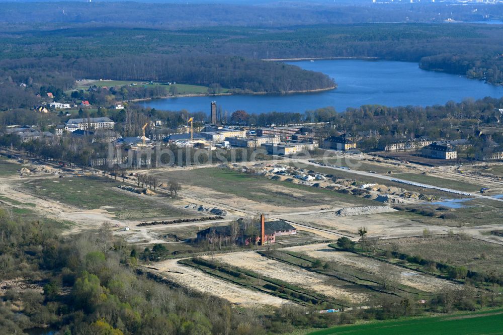 Potsdam aus der Vogelperspektive: Gebäudekomplex der ehemaligen Militär- Kaserne am Krampnitzsee in Fahrland im Bundesland Brandenburg, Deutschland