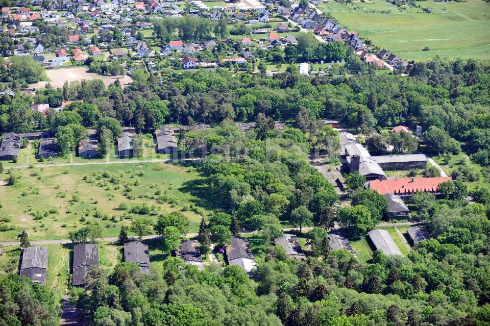 Luftaufnahme Karlshagen - Gebäudekomplex der ehemaligen Militär- Kaserne der NVA LSK/LV Luftstreitkräfte der DDR in Karlshagen im Bundesland Mecklenburg-Vorpommern, Deutschland