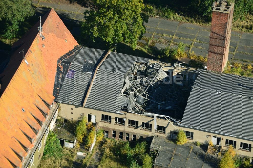 Luftaufnahme Karlshagen - Gebäudekomplex der ehemaligen Militär- Kaserne der NVA LSK/LV Luftstreitkräfte der DDR in Karlshagen im Bundesland Mecklenburg-Vorpommern, Deutschland