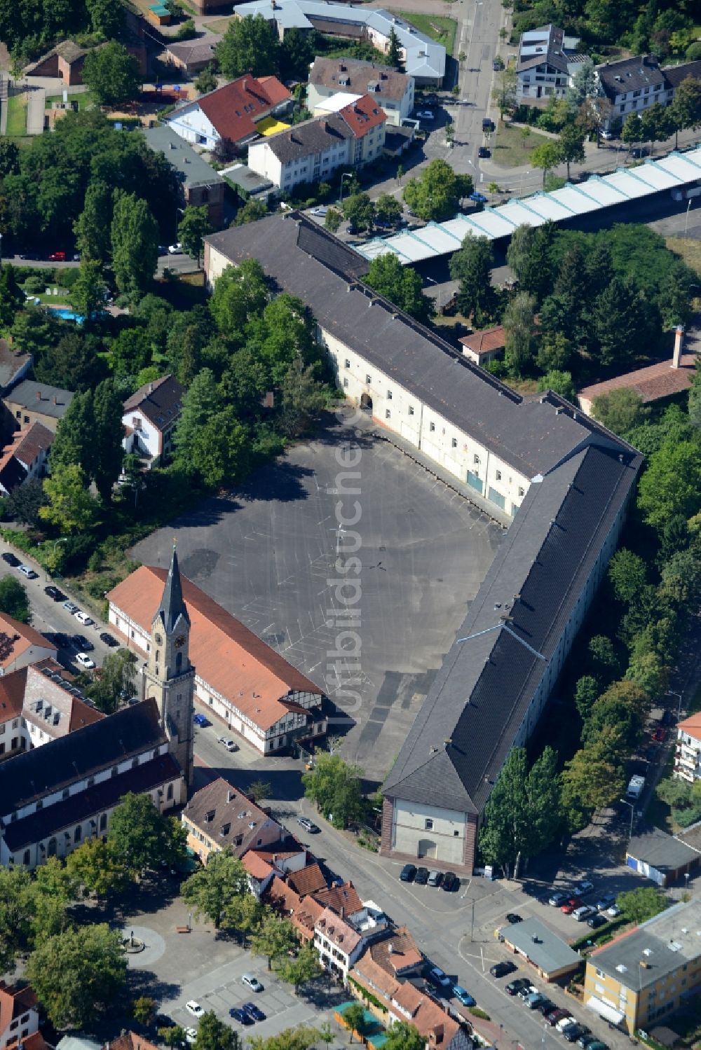 Germersheim aus der Vogelperspektive: Gebäudekomplex der ehemaligen Militär- Kaserne Stengelkaserne an der Klosterstraße in Germersheim im Bundesland Rheinland-Pfalz