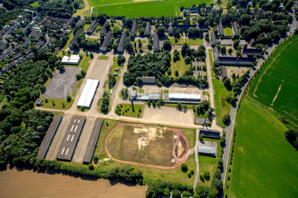 Luftaufnahme Düsseldorf - Gebäudekomplex der ehemaligen Militär- Kasernen Bergische Kasernen an der Knittkuhler Straße in Düsseldorf im Bundesland Nordrhein-Westfalen