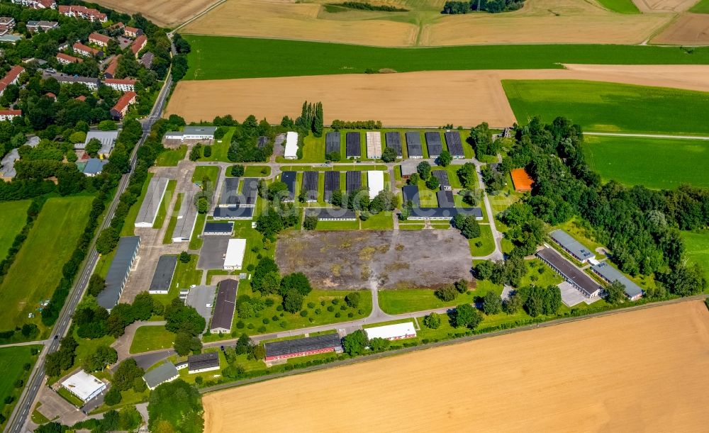 Düsseldorf von oben - Gebäudekomplex der ehemaligen Militär- Kasernen Bergische Kasernen an der Knittkuhler Straße in Düsseldorf im Bundesland Nordrhein-Westfalen