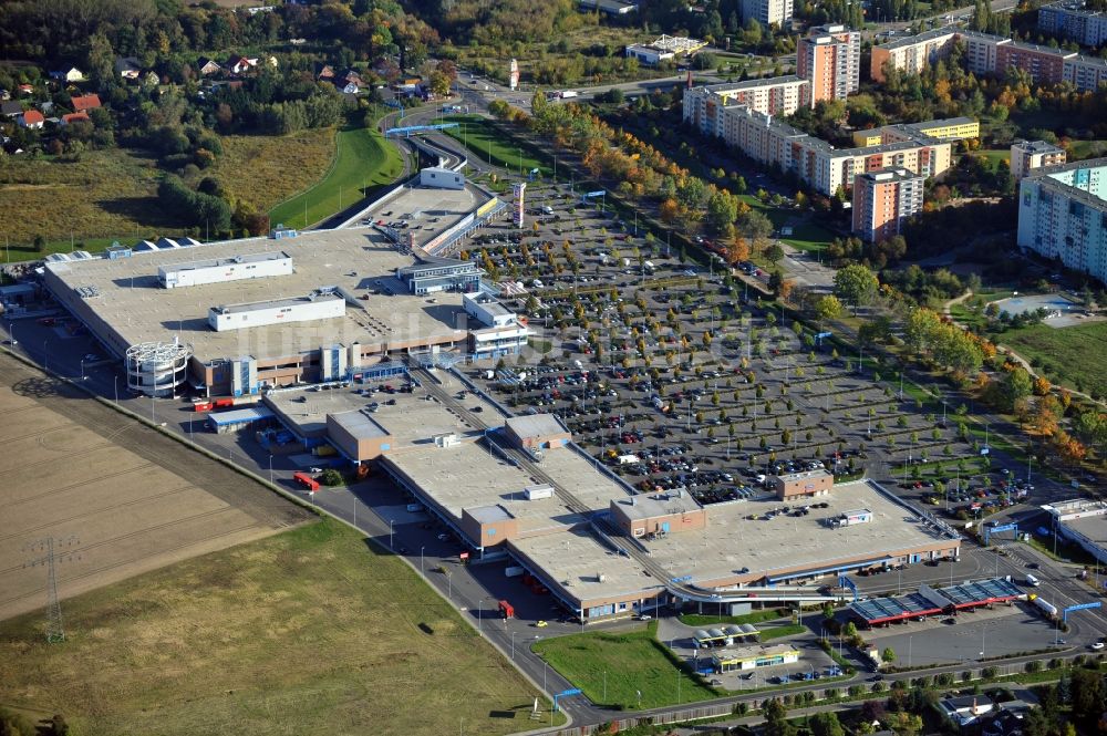 Ahrensfelde von oben - Gebäudekomplex des Einkaufszentrum KaufPark Eiche der Unibail-Rodamco Germany GmbH in Ahrensfelde im Bundesland Brandenburg