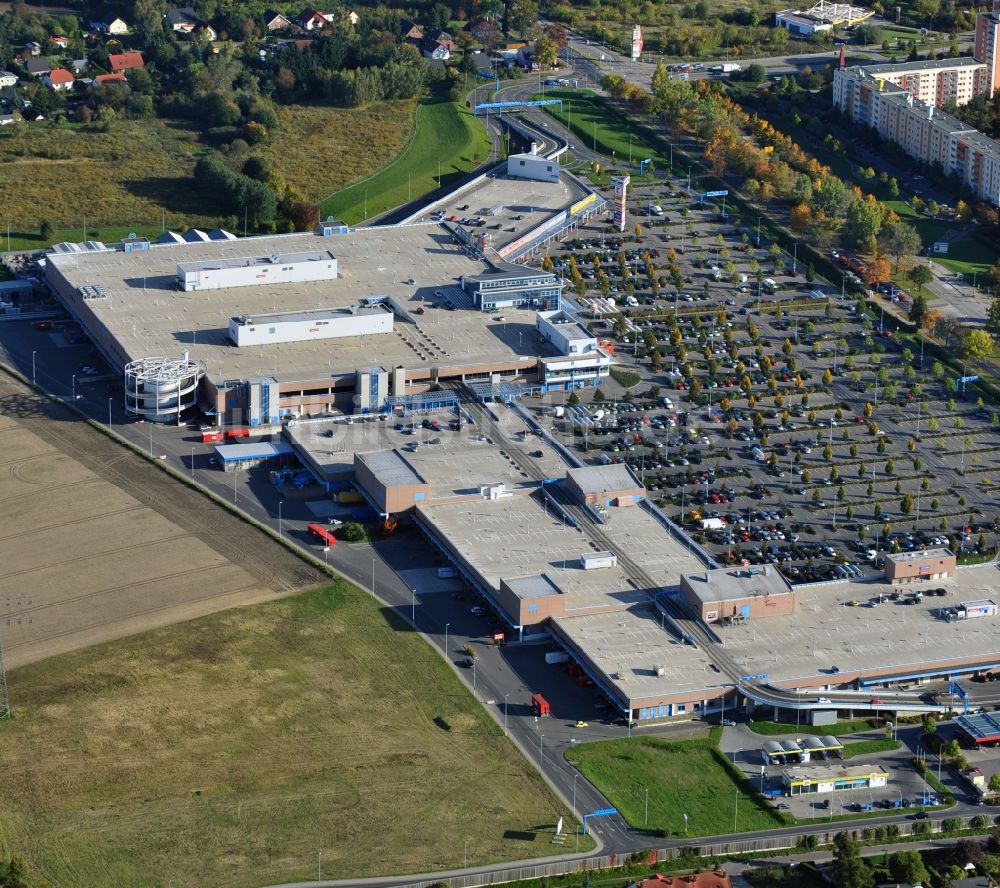 Ahrensfelde aus der Vogelperspektive: Gebäudekomplex des Einkaufszentrum KaufPark Eiche der Unibail-Rodamco Germany GmbH in Ahrensfelde im Bundesland Brandenburg