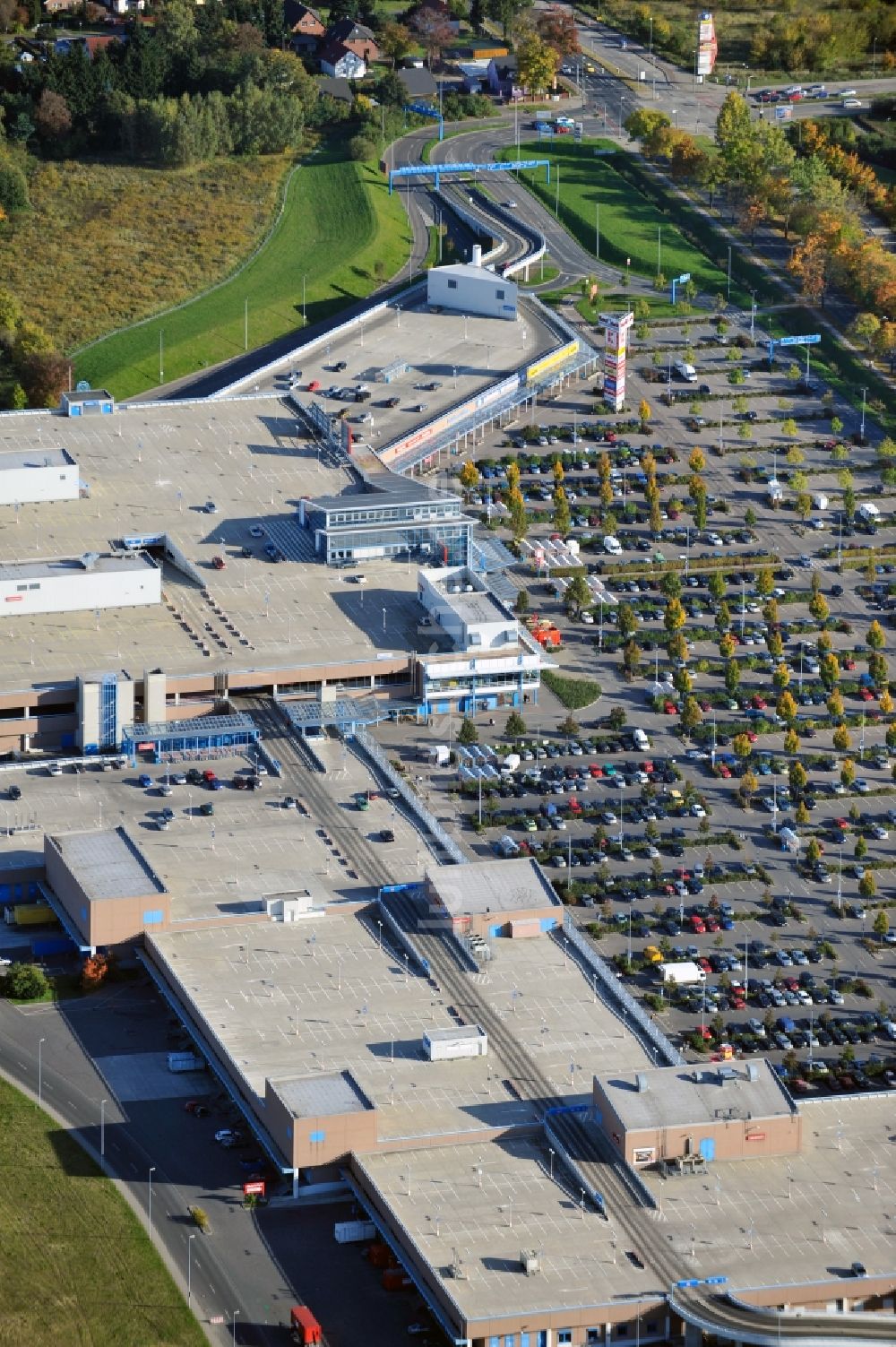 Ahrensfelde von oben - Gebäudekomplex des Einkaufszentrum KaufPark Eiche der Unibail-Rodamco Germany GmbH in Ahrensfelde im Bundesland Brandenburg