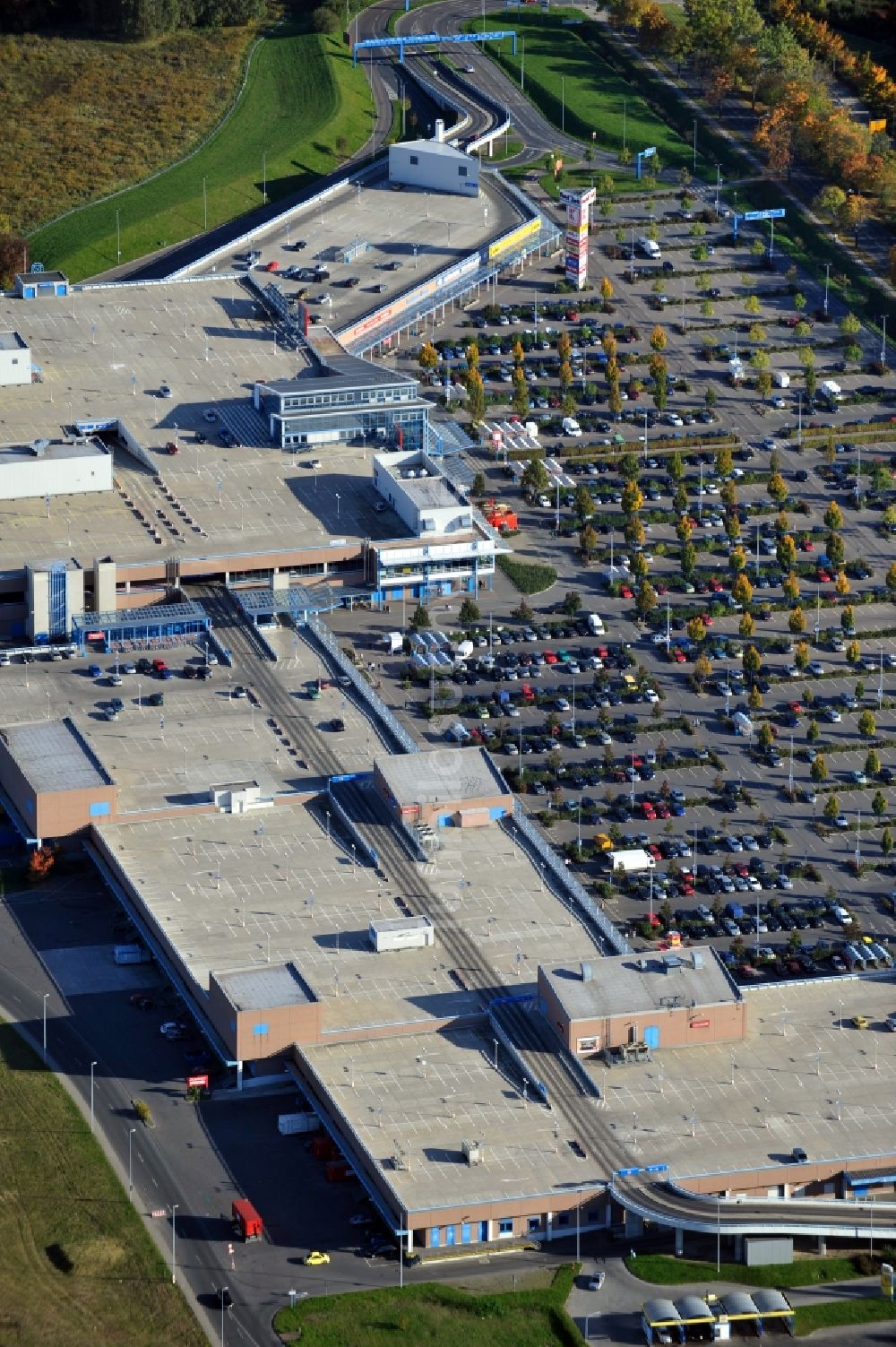 Ahrensfelde aus der Vogelperspektive: Gebäudekomplex des Einkaufszentrum KaufPark Eiche der Unibail-Rodamco Germany GmbH in Ahrensfelde im Bundesland Brandenburg