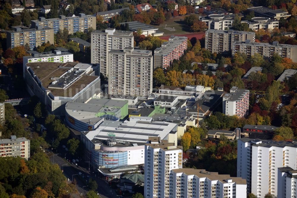 Berlin aus der Vogelperspektive: Gebäudekomplex des Einkaufszentrums Gropius Passagen im Ortsteil Gropiusstadt im Bezirk Neukölln in Berlin