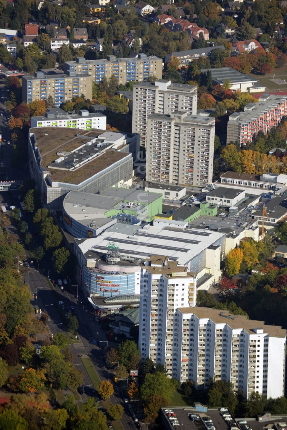 Luftbild Berlin - Gebäudekomplex des Einkaufszentrums Gropius Passagen im Ortsteil Gropiusstadt im Bezirk Neukölln in Berlin