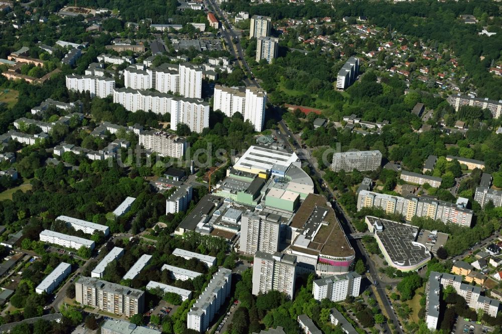 Luftbild Berlin - Gebäudekomplex des Einkaufszentrums Gropius Passagen im Ortsteil Gropiusstadt im Bezirk Neukölln in Berlin