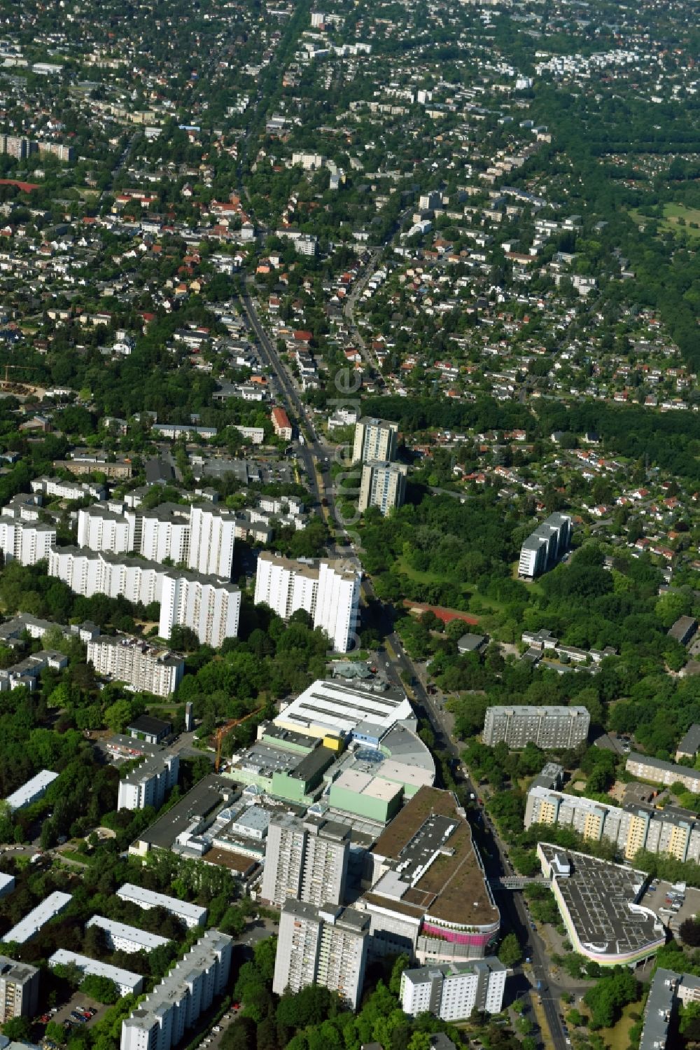 Luftbild Berlin - Gebäudekomplex des Einkaufszentrums Gropius Passagen im Ortsteil Gropiusstadt im Bezirk Neukölln in Berlin