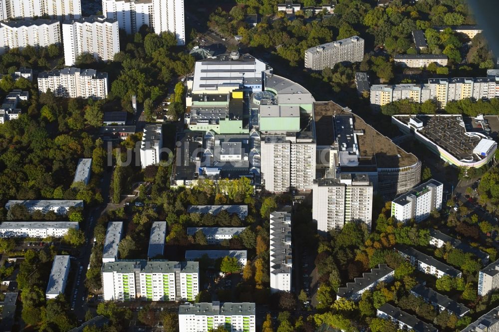 Luftbild Berlin - Gebäudekomplex des Einkaufszentrums Gropius Passagen im Ortsteil Gropiusstadt im Bezirk Neukölln in Berlin