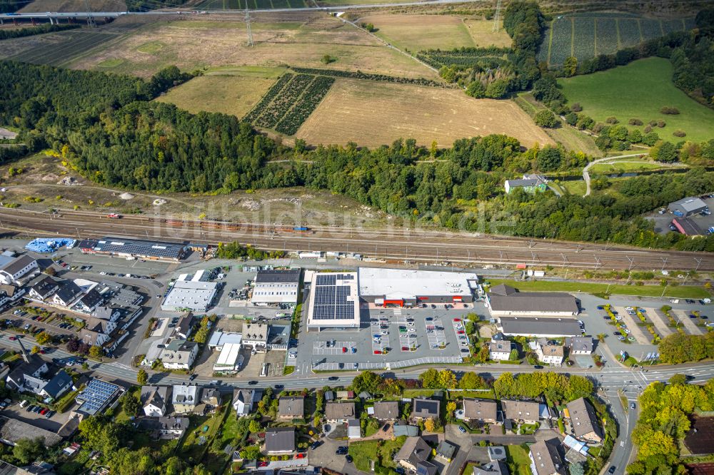 Borghausen aus der Vogelperspektive: Gebäudekomplex des Einkaufszentrums Neue Märkte Bestwig in Borghausen im Bundesland Nordrhein-Westfalen, Deutschland