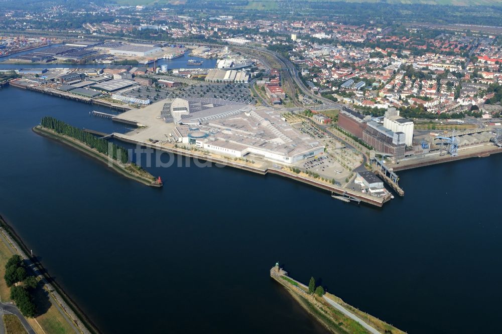 Luftbild Bremen - Gebäudekomplex des Einkaufszentrums Waterfront im Ortsteil Industriehäfen am Ufer des Flusses Weser in Bremen