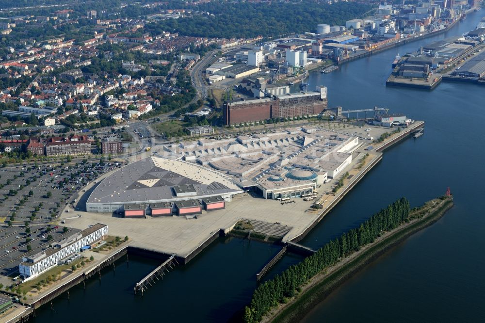 Luftaufnahme Bremen - Gebäudekomplex des Einkaufszentrums Waterfront im Ortsteil Industriehäfen am Ufer des Flusses Weser in Bremen