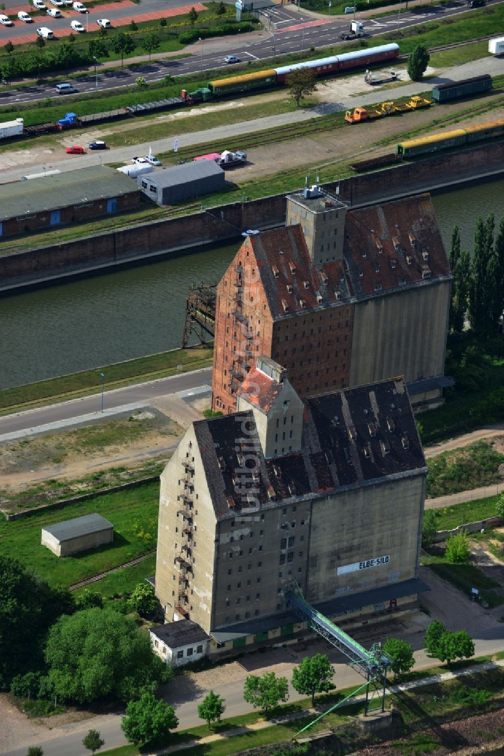 Luftbild Magdeburg - Gebäudekomplex Elbe- Silo im ehemaligen Handelshafen in Magdeburg im Bundesland Sachsen-Anhalt