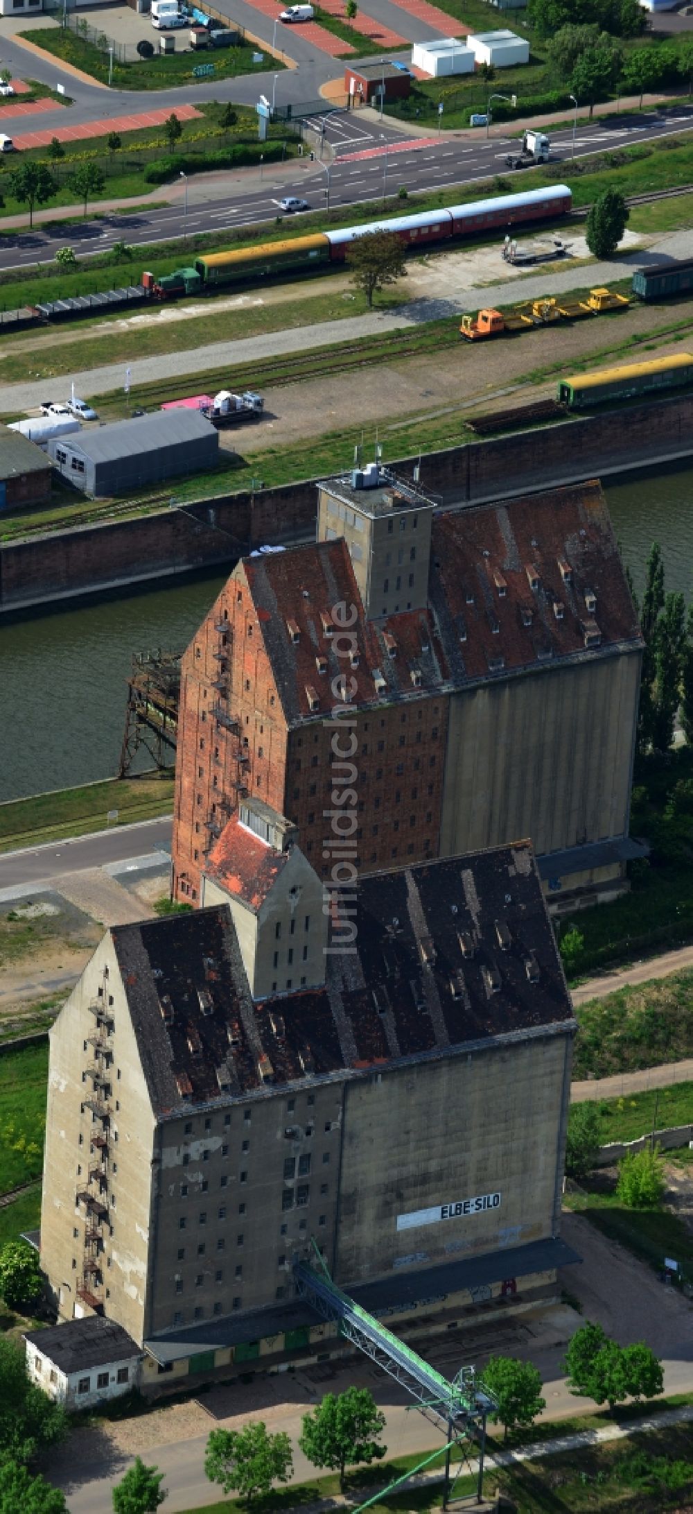 Luftaufnahme Magdeburg - Gebäudekomplex Elbe- Silo im ehemaligen Handelshafen in Magdeburg im Bundesland Sachsen-Anhalt