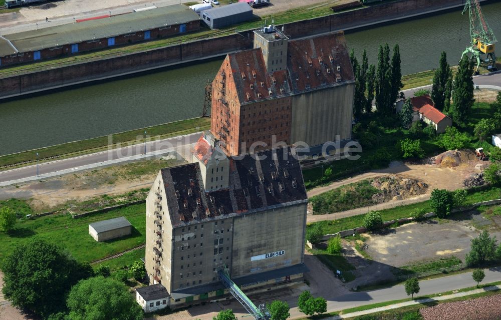 Magdeburg von oben - Gebäudekomplex Elbe- Silo im ehemaligen Handelshafen in Magdeburg im Bundesland Sachsen-Anhalt