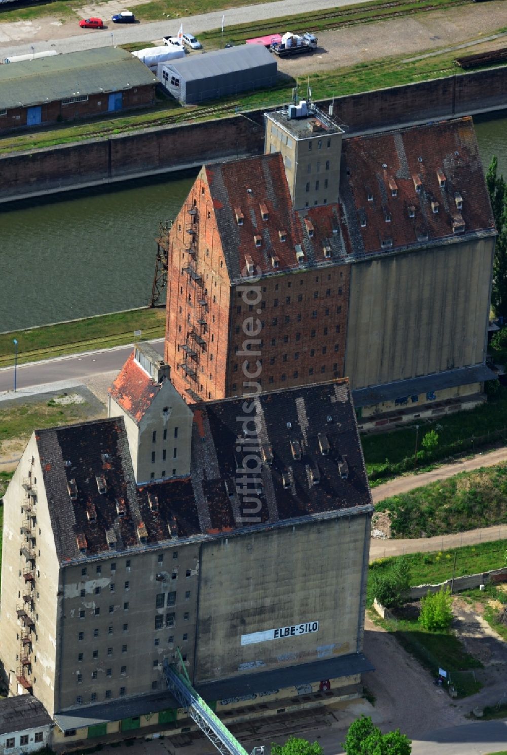 Magdeburg aus der Vogelperspektive: Gebäudekomplex Elbe- Silo im ehemaligen Handelshafen in Magdeburg im Bundesland Sachsen-Anhalt