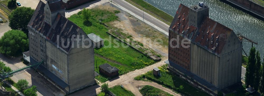 Magdeburg von oben - Gebäudekomplex Elbe- Silo im ehemaligen Handelshafen in Magdeburg im Bundesland Sachsen-Anhalt