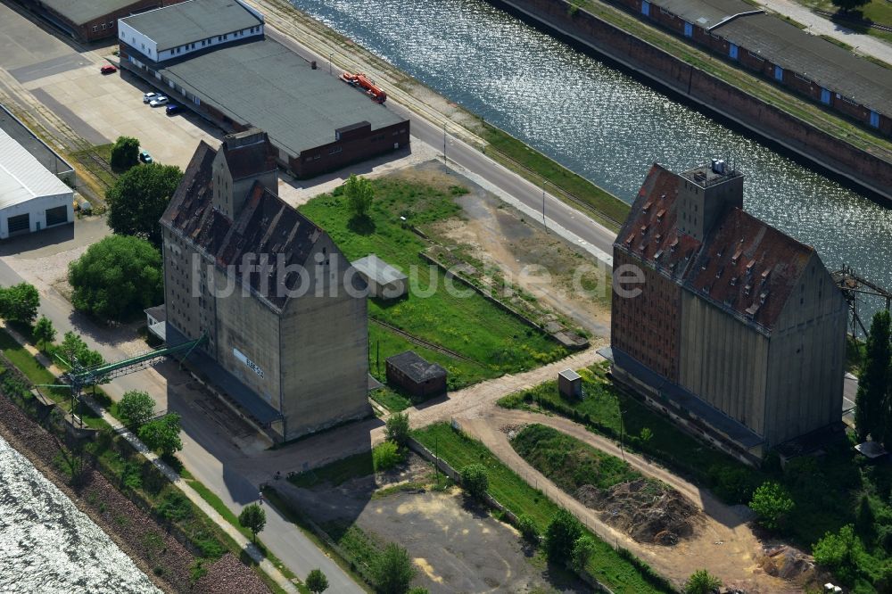 Magdeburg aus der Vogelperspektive: Gebäudekomplex Elbe- Silo im ehemaligen Handelshafen in Magdeburg im Bundesland Sachsen-Anhalt