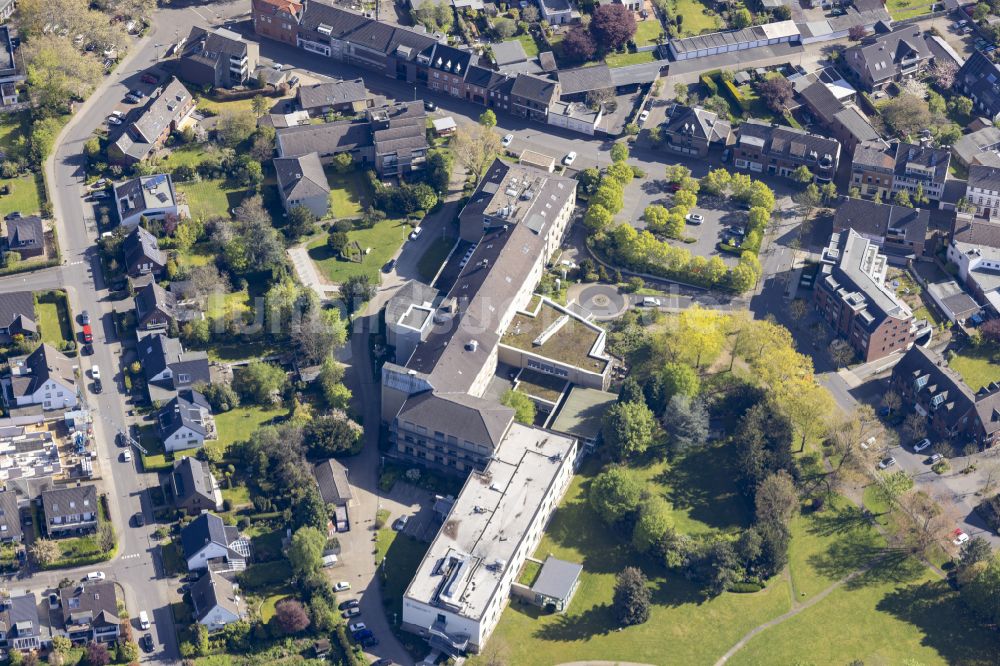 Lank-Latum aus der Vogelperspektive: Gebäudekomplex des St. Elisabeth-Hospital in Meerbusch-Lank-Latum im Bundesland Nordrhein-Westfalen, Deutschland