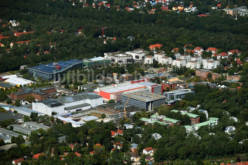 Luftaufnahme Potsdam - Gebäudekomplex des Filmpark Babelsberg August-Bebel-Straße im Ortsteil Babelsberg in Potsdam im Bundesland Brandenburg