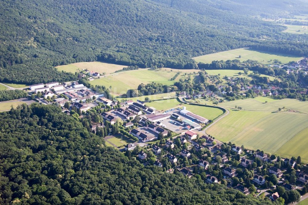 Drachenbronn-Birlenbach aus der Vogelperspektive: Gebäudekomplex der französischen Militär- Kaserne Camp Drachenbronn in Drachenbronn-Birlenbach in Grand Est, Frankreich