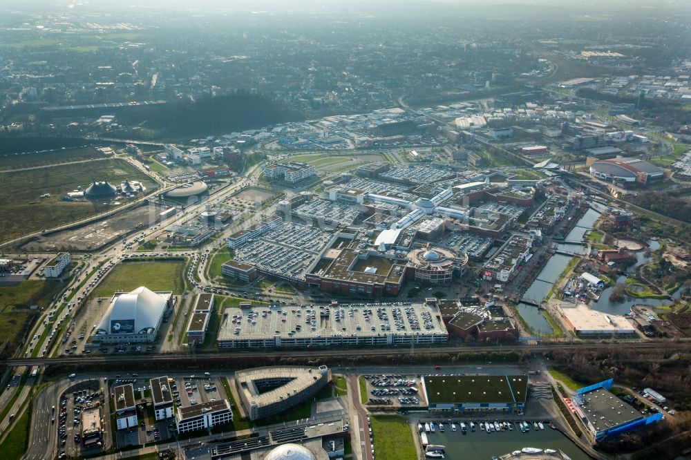 Oberhausen aus der Vogelperspektive: Gebäudekomplex und Gelände des Einkaufszentrum Centro in Oberhausen im Bundesland Nordrhein-Westfalen