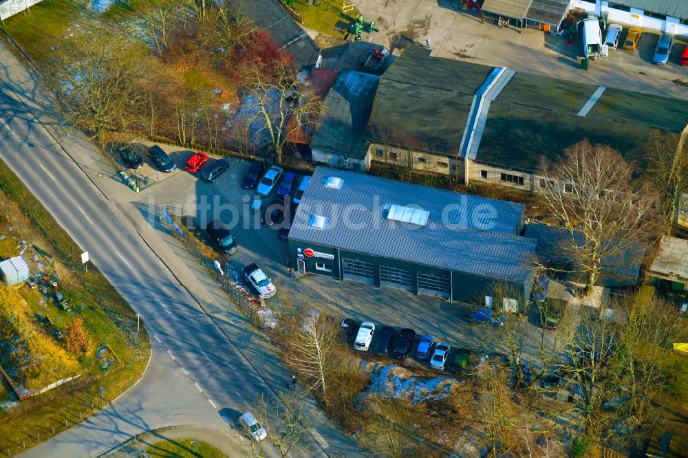 Bernau von oben - Gebäudekomplex und Gelände der KFZ- Instandsetzungs- Werkstatt AUTOFIT WOTSCHKE in Bernau im Bundesland Brandenburg, Deutschland