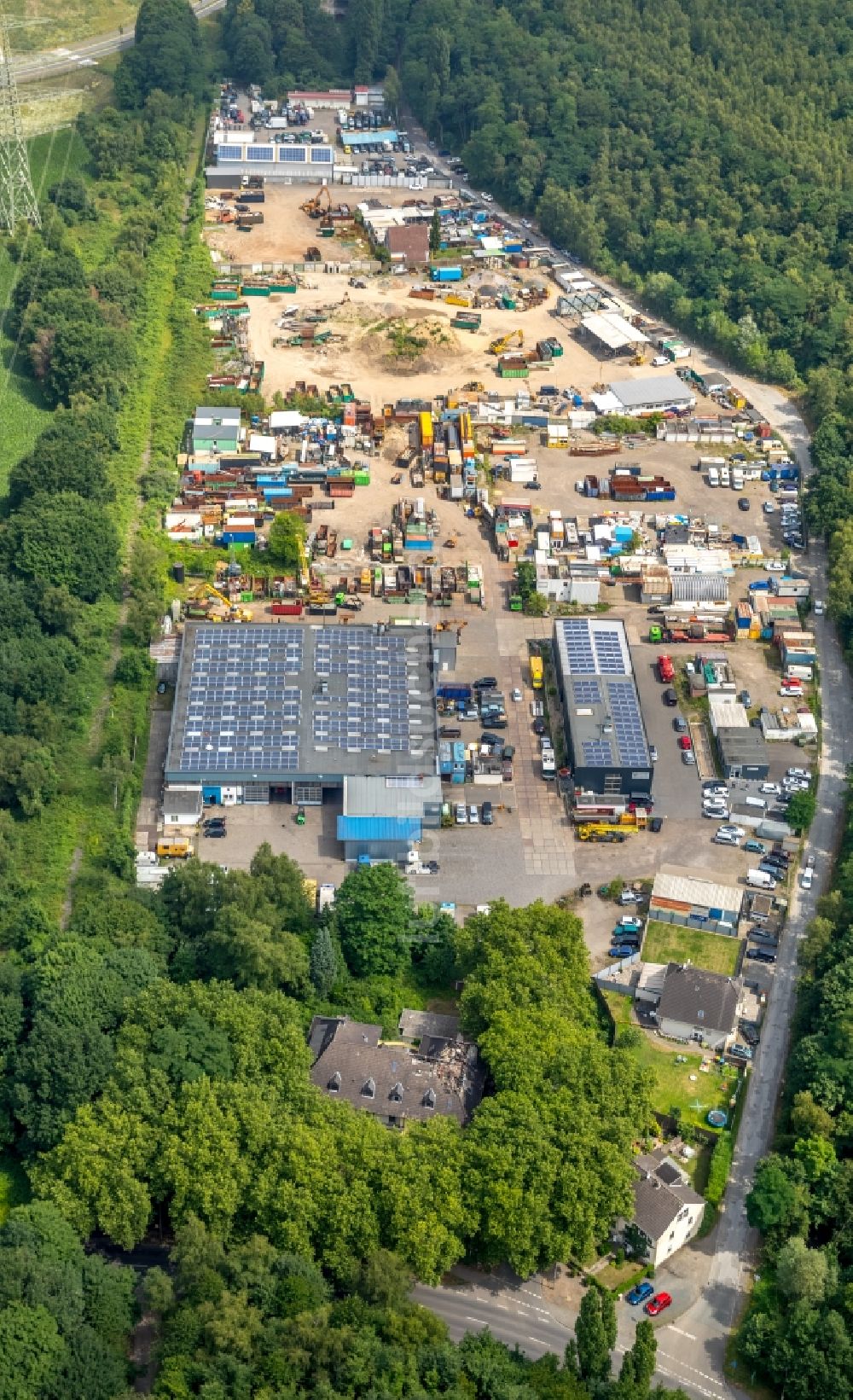 Luftbild Dinslaken - Gebäudekomplex und Gelände der KFZ- Instandsetzungs- Werkstatt KAROSSERIE – UND LACKIERZENTRUM ROMAN JAGER am Ziegeleiweg Ecke Ziegelstraße in Dinslaken im Bundesland Nordrhein-Westfalen - NRW, Deutschland