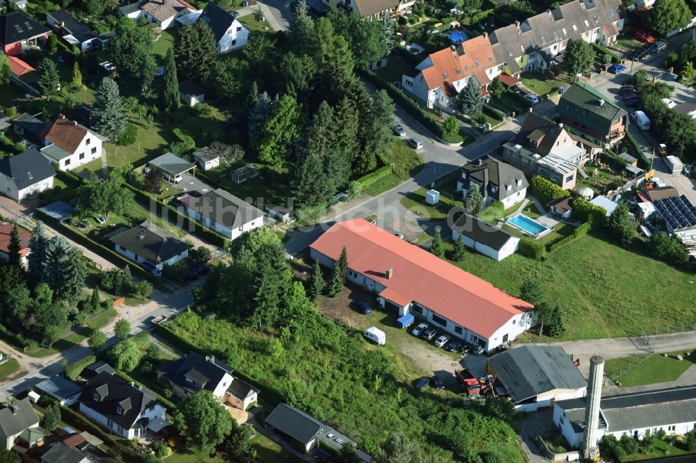 Bernau von oben - Gebäudekomplex und Gelände der KFZ- Instandsetzungs- Werkstatt Wilhelm-Weitling-Straße in Bernau im Bundesland Brandenburg