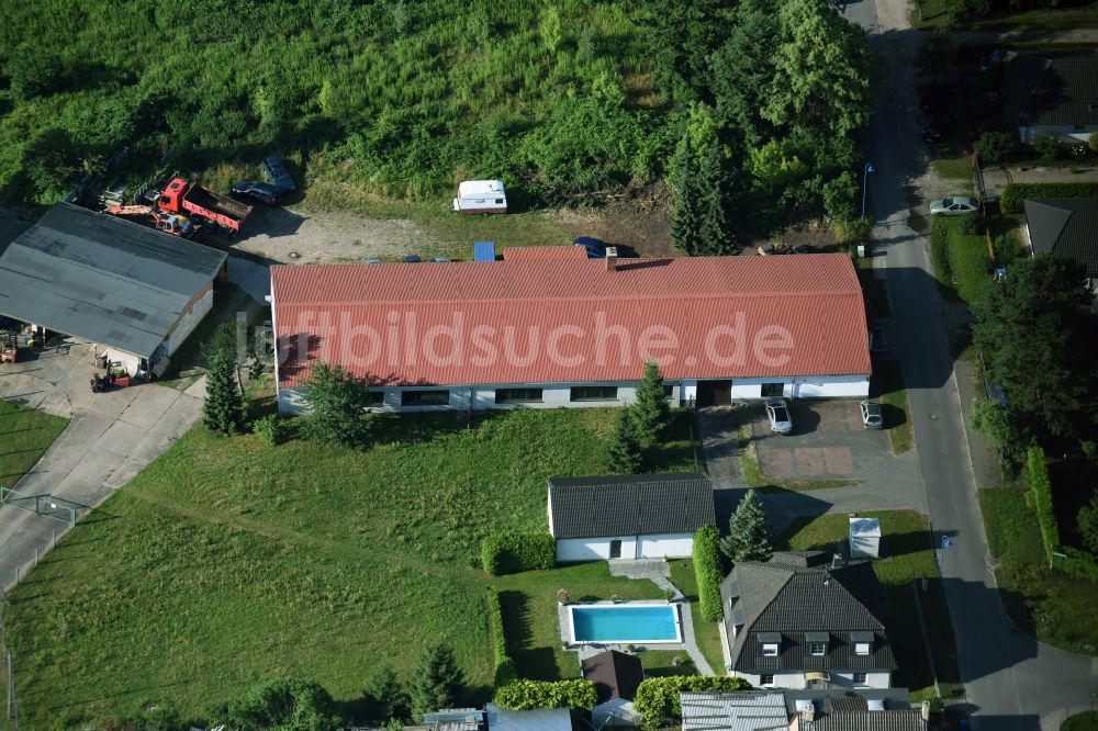 Bernau aus der Vogelperspektive: Gebäudekomplex und Gelände der KFZ- Instandsetzungs- Werkstatt Wilhelm-Weitling-Straße in Bernau im Bundesland Brandenburg